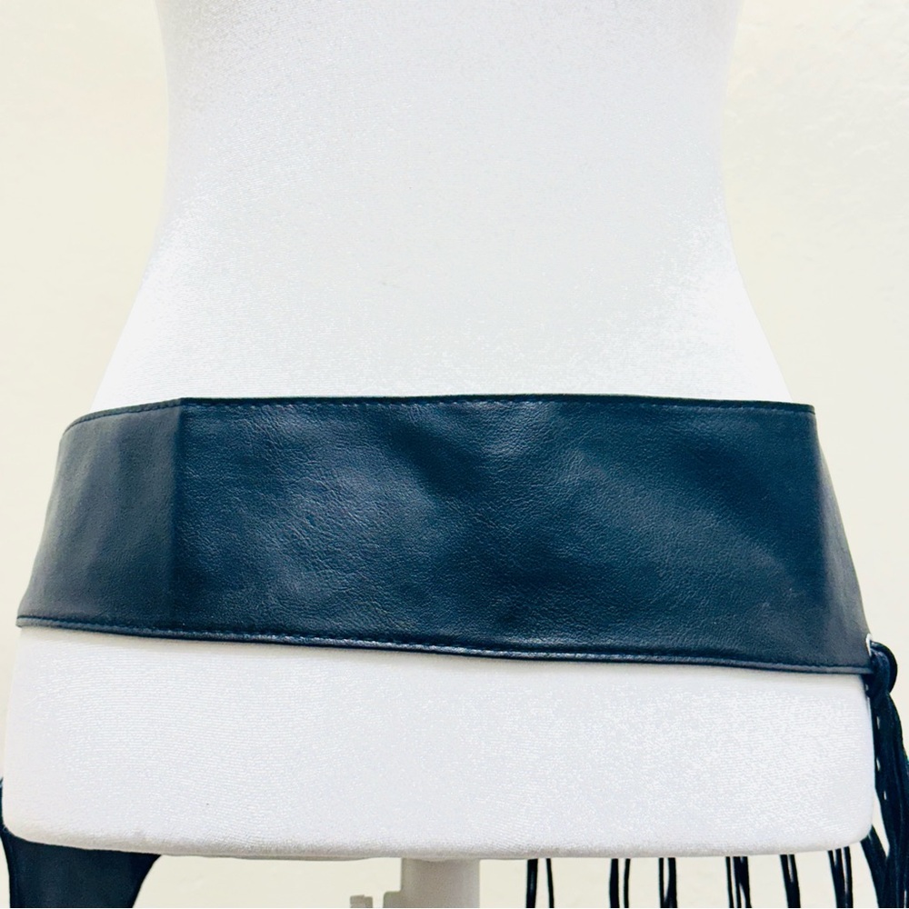 Black leather belt with silver buckle and fringe details - Picture 4 of 5